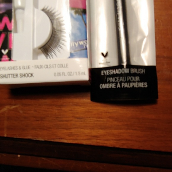 Eye make up brush and lashes - Picture 2 of 3